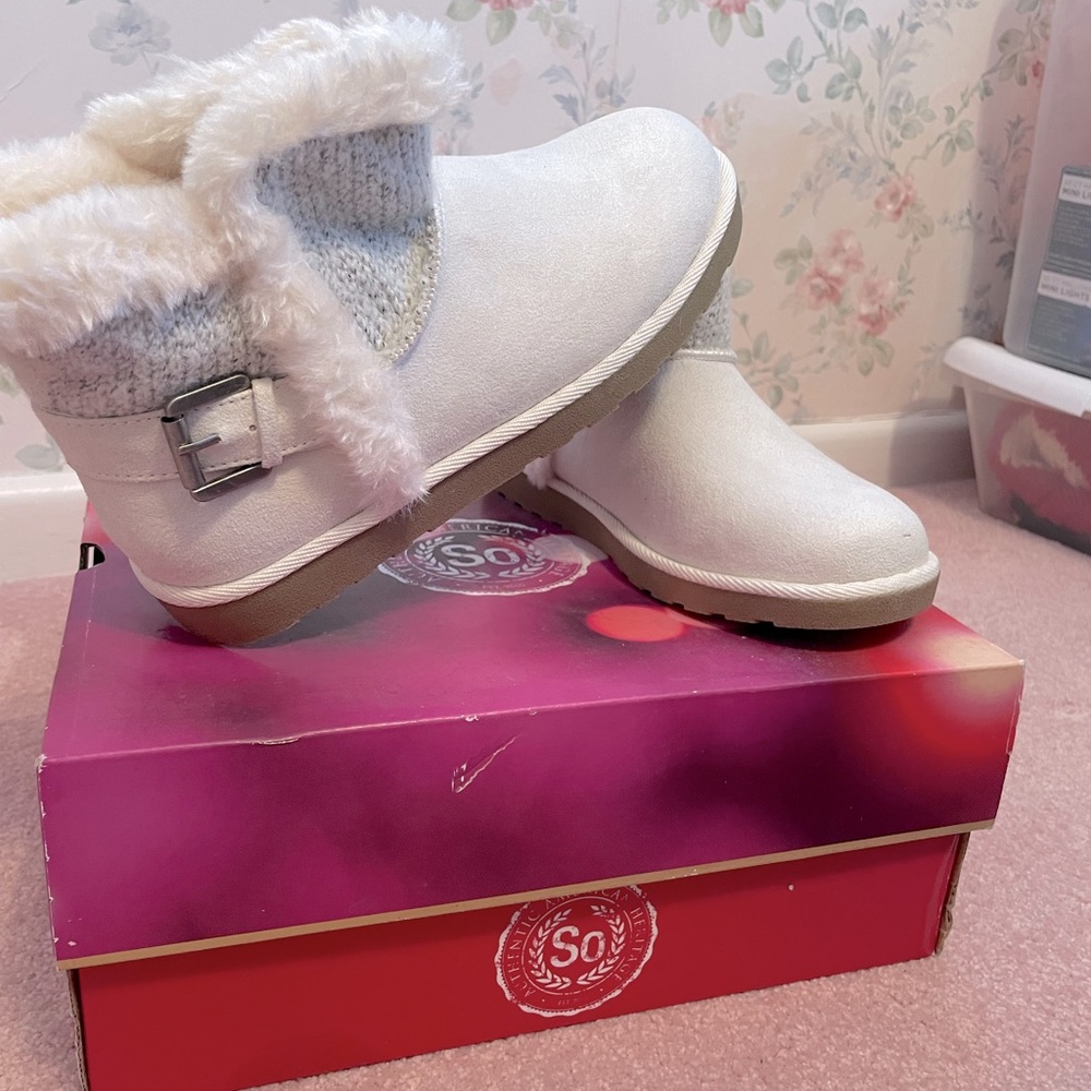 Authentic American Heritage white booties. Size 6